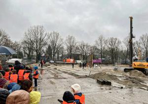 Slaan van eerste paal Kinder- en Jongerencentrum Leijpark groot feest!